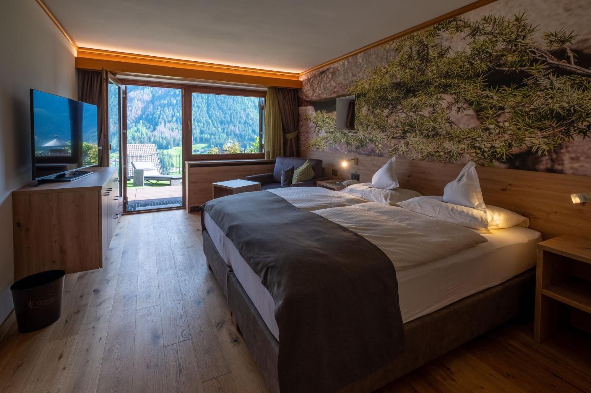Hotel Grien Urtijëi Buitenkant foto