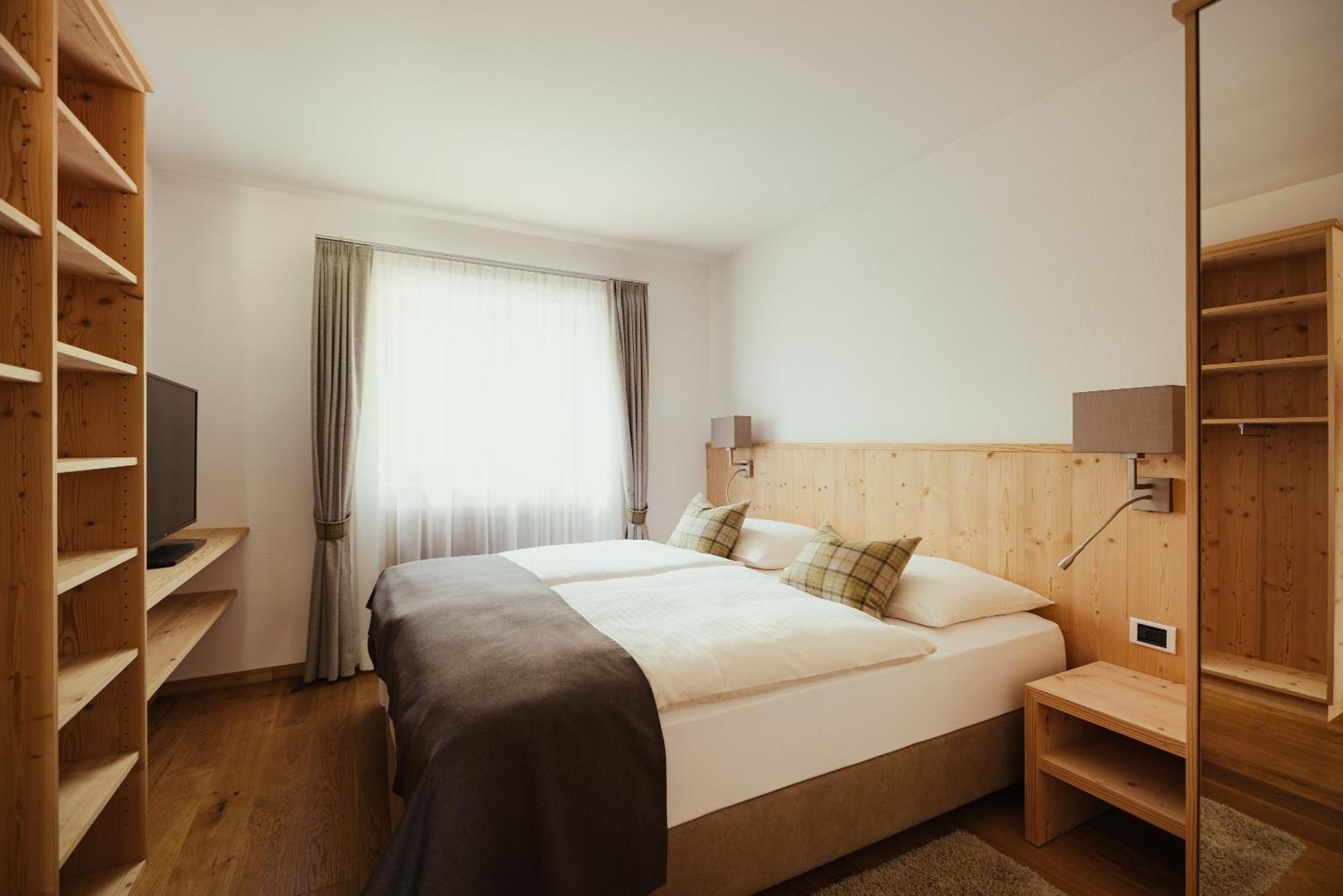 Hotel Grien Urtijëi Buitenkant foto